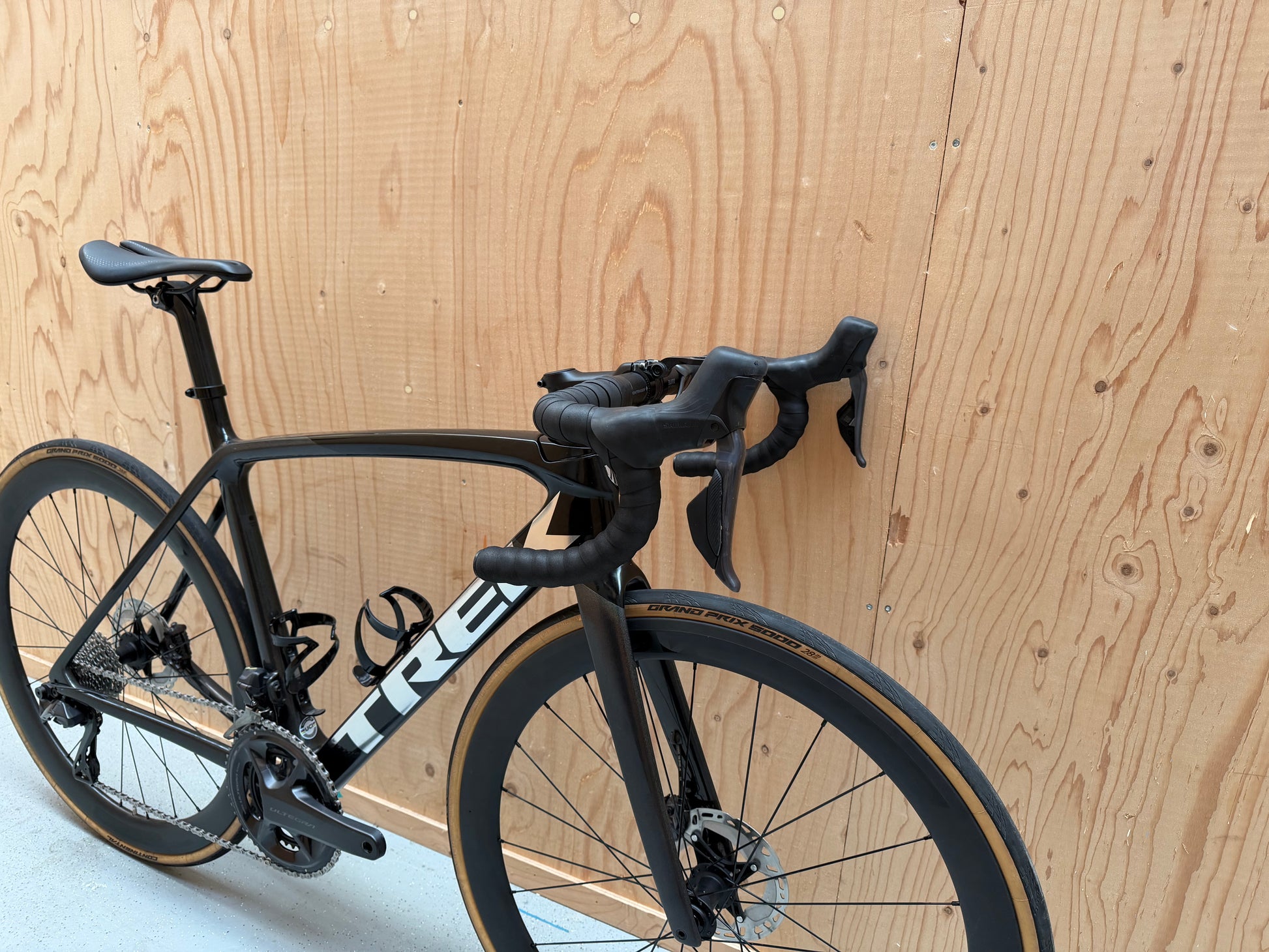 Racefiets Trek Émonda SL 6 Ultegra Di2 met aerodynamisch frame en slanke fietsdetails, geschikt voor snelle ritten.