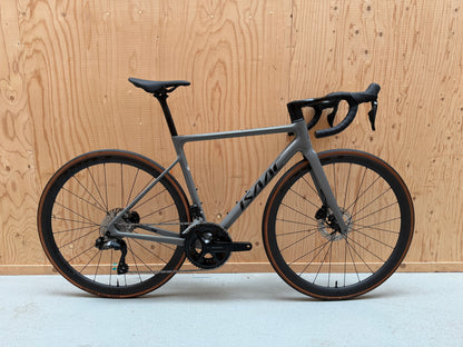 Zwarte fiets met Isaac Element 2025 105 Di2 12-speed aandrijving en aerodynamisch frame, velostudio logo zichtbaar