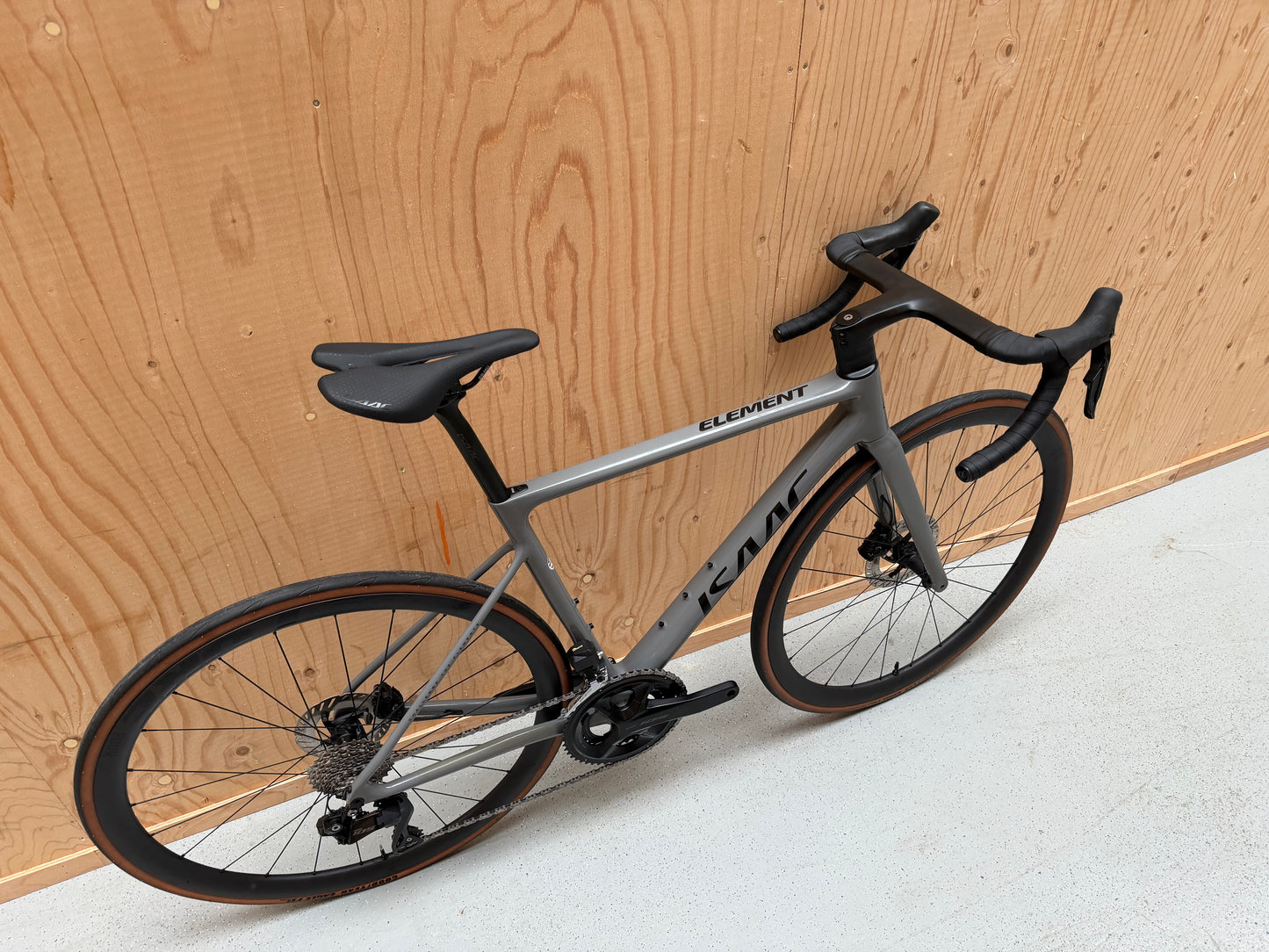 Fiets met Isaac Element 2025 frame, 105 Di2 12-speed schakelsysteem en velgremmen, close-up van het apparaat op de afbeelding.