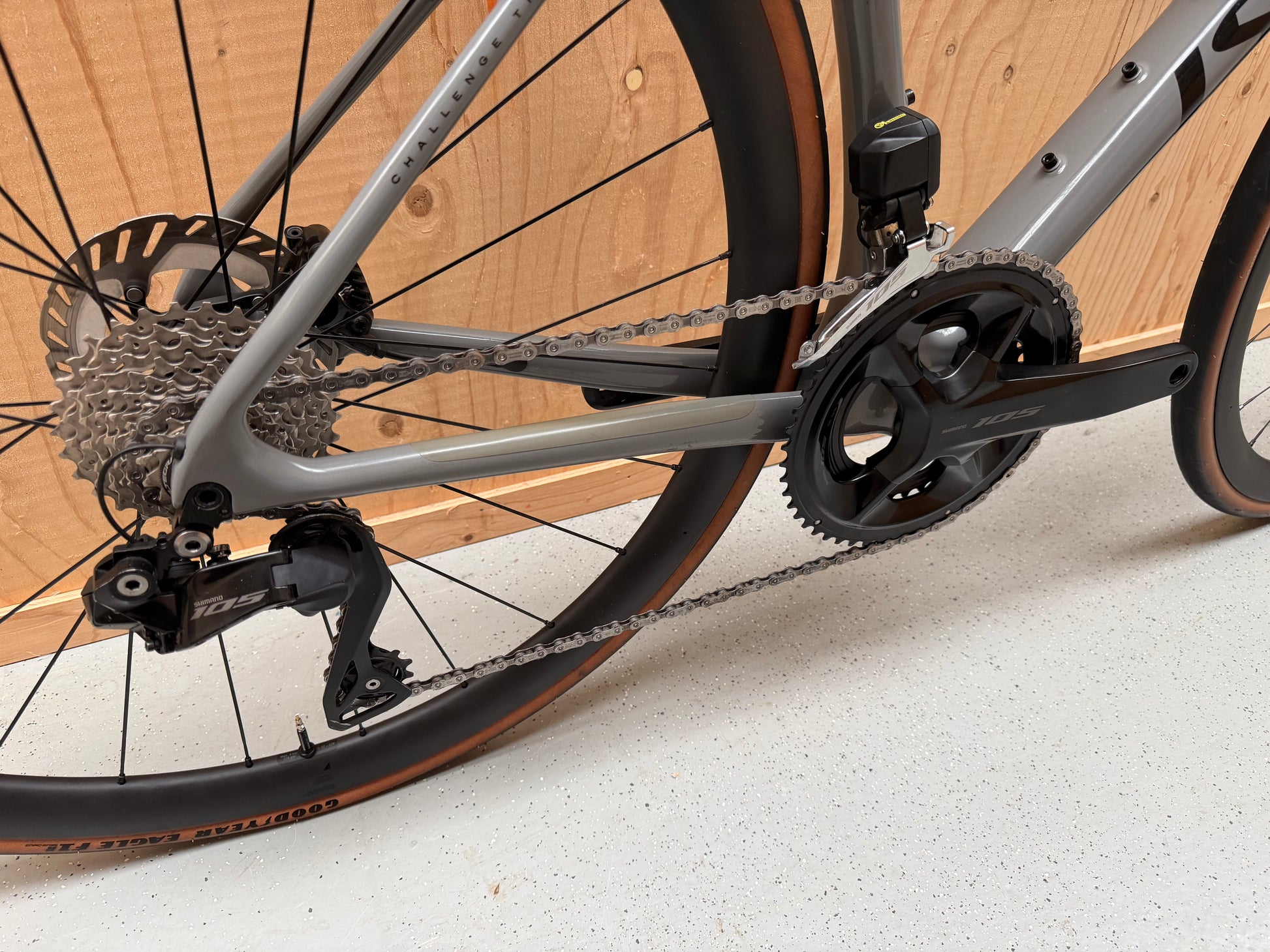 Zwarte Isaac Element 2025 racefiets met 105 Di2 12-speed groepset, close-up van het frame en aandrijving