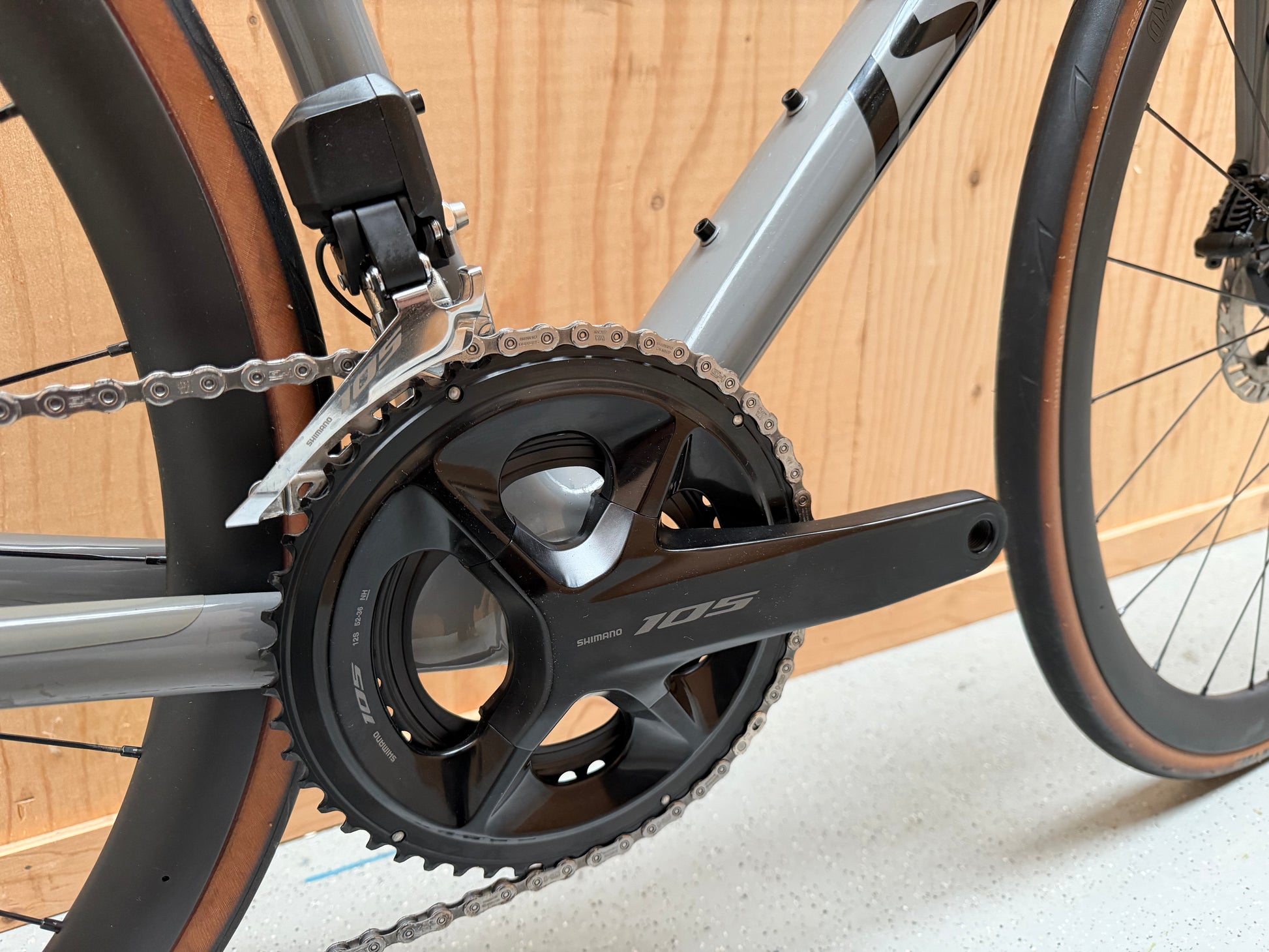 Zwarte Isaac Element 2025 fiets met 105 Di2 12-speed schakelsysteem, close-up van het frame en aandrijving