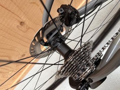 Zwarte Isaac Element 2025 racefiets met 105 Di2 12-speed elektronische schakeling, close-up van frame en versnellingen