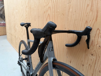 Zwart Isaac Element 2025 racefiets met Shimano 105 Di2 12-speed groepen, snelle aerodynamische frame en carbon wielen.