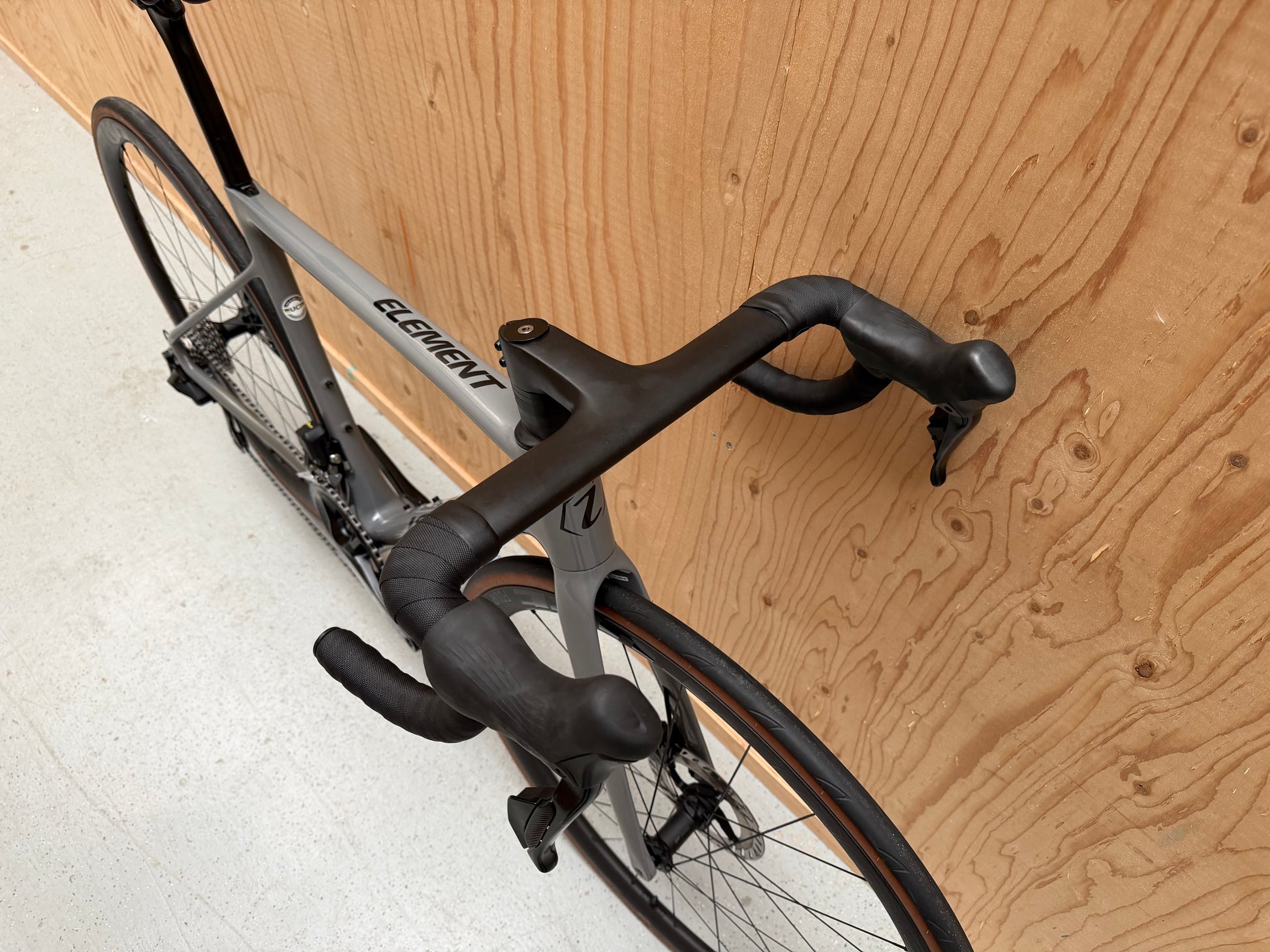 Zwarte Isaac Element 2025 racefiets met 105 Di2 12-speed elektronische schakeling, close-up van frame en aandrijving