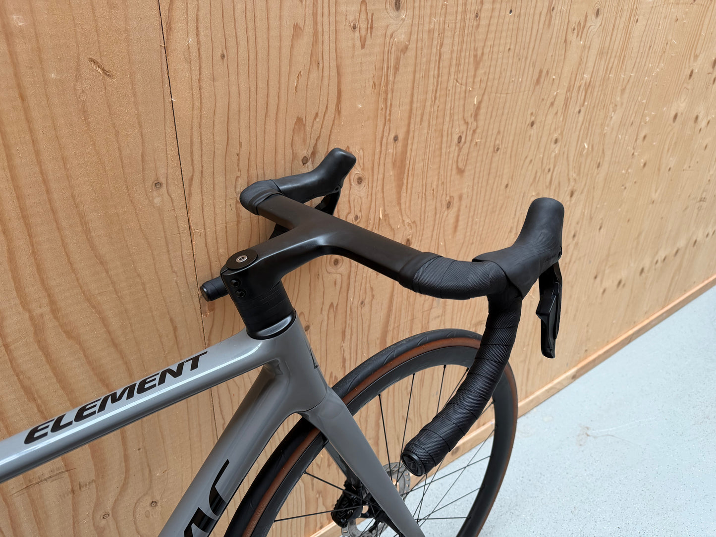 Zwart Isaac Element 2025 fiets met 105 Di2 12-speed elektronische shimano schakeling, close-up van het stuur en derailleur