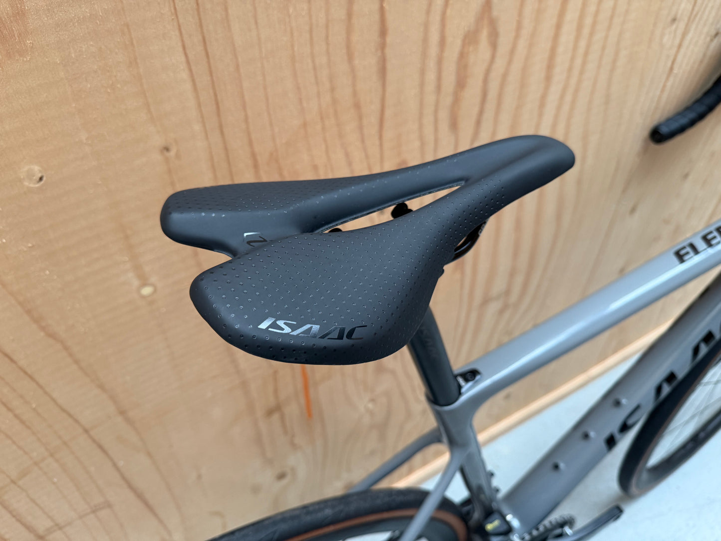 Zwart Isaac Element 2025 racefiets met Shimano 105 Di2 12-speed groepset en carbon frame, detail van de fiets.