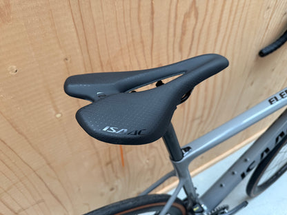 Zwart Isaac Element 2025 racefiets met Shimano 105 Di2 12-speed groepset en carbon frame, detail van de fiets.