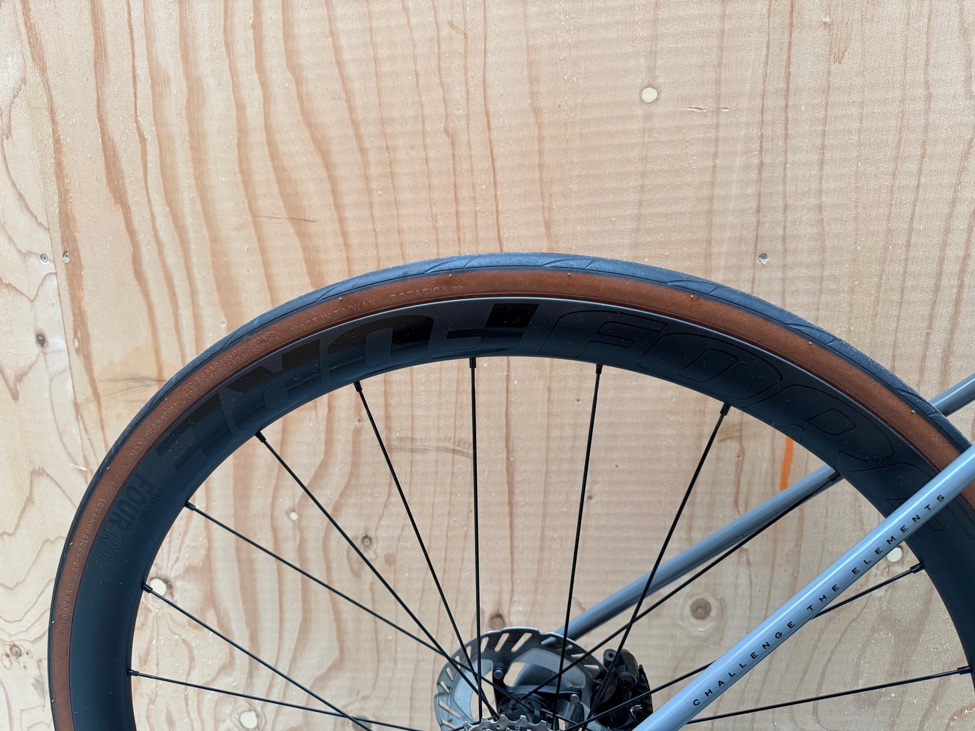 Ultieme fietsbike Isaac Element 2025 met 105 Di2 12-speed elektronische schakeling, klaar voor race en avontuur.