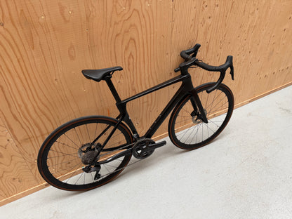 Racefiets Cube Agree C:62 Race Ultegra Di2 12s 53 cm frame, zwart met blauwe accenten, zichtbaar op de afbeelding.