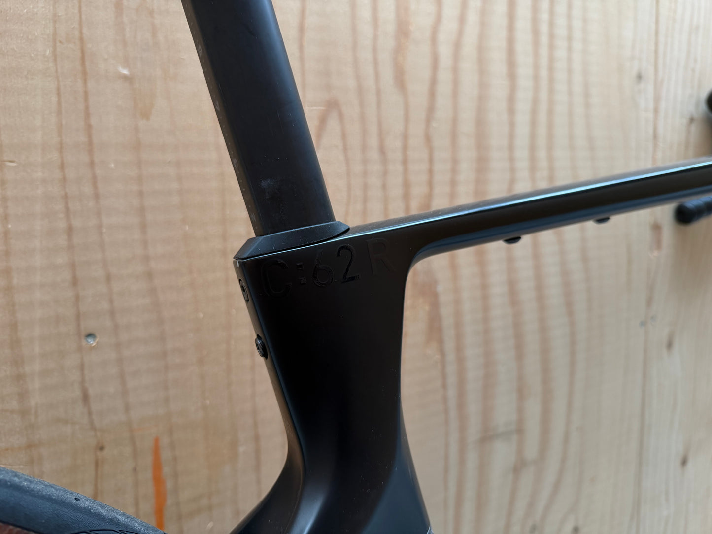 Racefiets Cube Agree C:62 Race Ultegra Di2 12s 53 cm frame, zwart met blauwe details en aerodynamisch ontwerp.