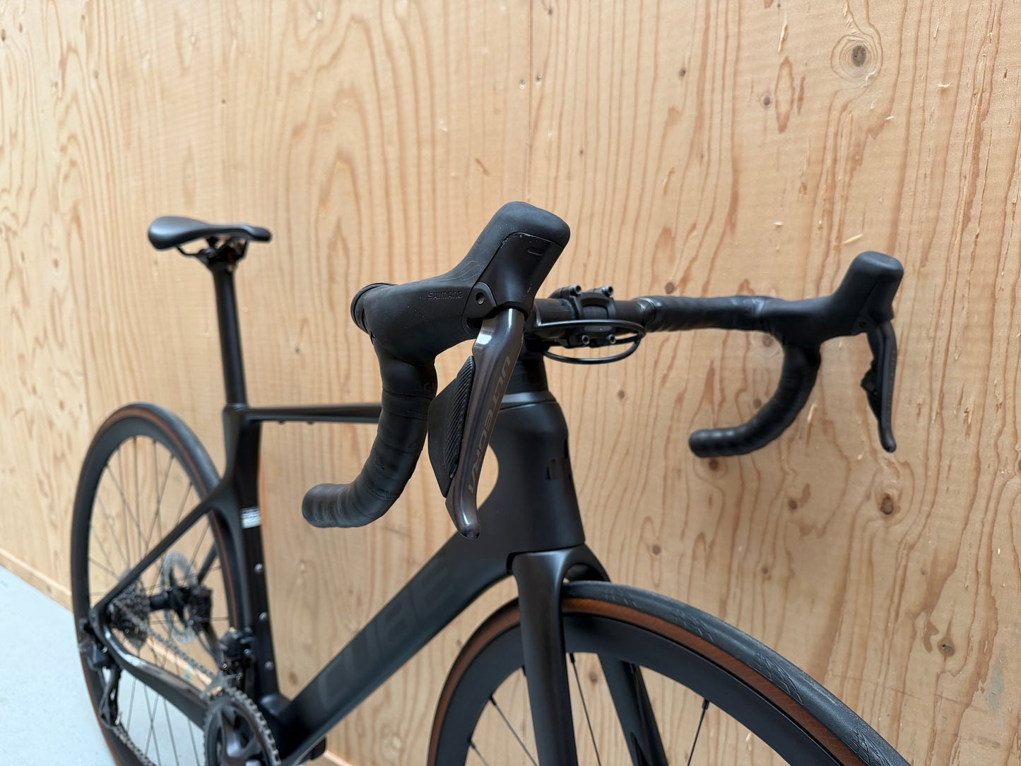 Racefiets Cube Agree C:62 Race Ultegra Di2 12s 53 cm, close-up van frame en onderdelen op een witte achtergrond