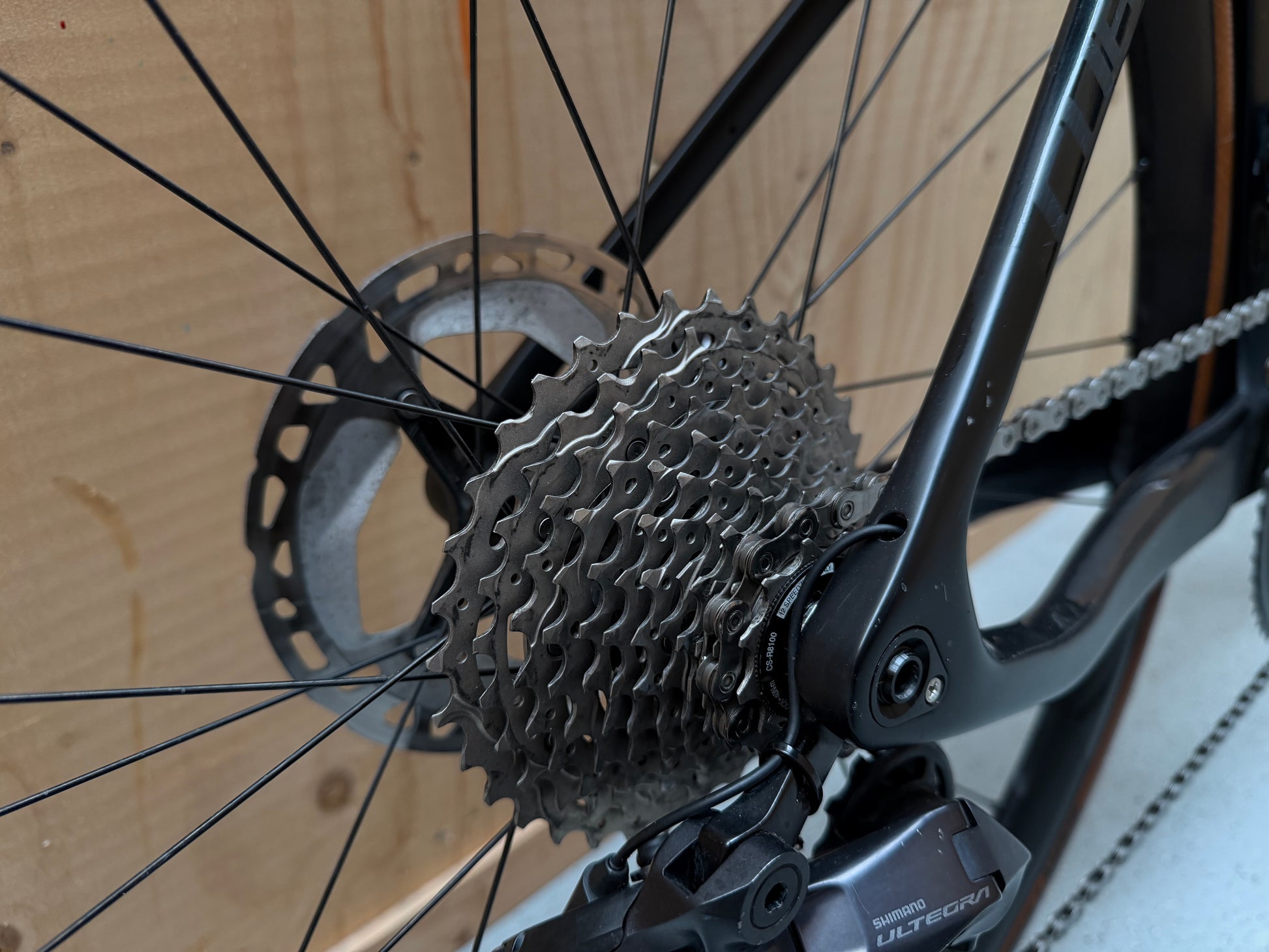 Racefiets Cube Agree C:62 Race met Ultegra Di2 12-speed groep, 53 cm frame, zwart en blauw, zichtbaar in de afbeelding.