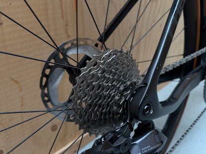 Racefiets Cube Agree C:62 Race met Ultegra Di2 12-speed groep, 53 cm frame, zwart en blauw, zichtbaar in de afbeelding.