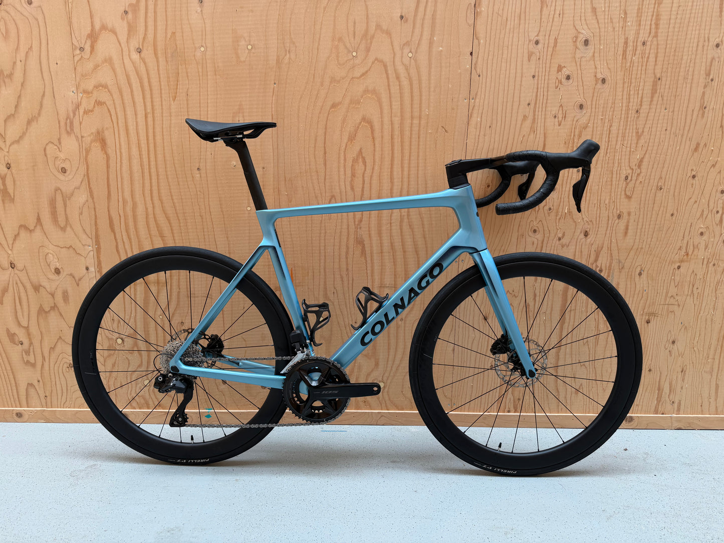 Racefiets Colnago V4 met Shimano 105 Di2 elektronisch schakelsysteem en aerodynamisch frame, zichtbaar in de afbeelding.
