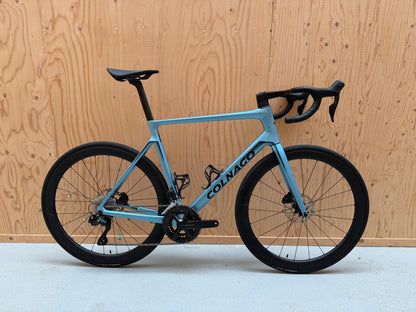 Racefiets Colnago V4 met Shimano 105 Di2 elektronisch schakelsysteem en aerodynamisch frame, zichtbaar in de afbeelding.