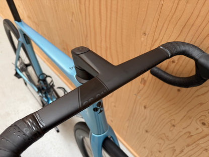 Zwart Colnago V4 racefiets met Shimano 105 Di2 elektronisch schakelsysteem, close-up van frame en onderdelen.