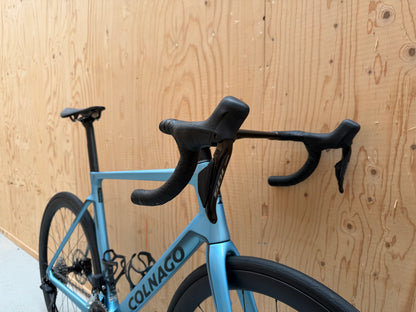 Racefiets van het merk Colnago V4 met Shimano 105 Di2 elektronische schakeling, zwart met rode accenten, close-up van frame en componenten