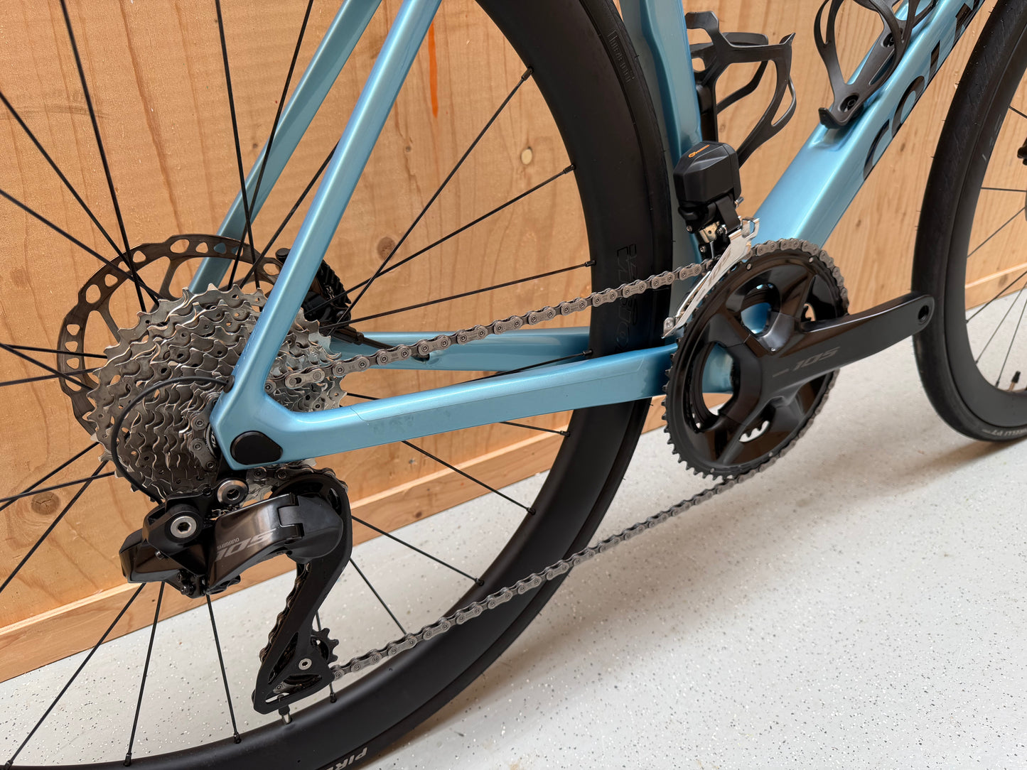 Zwart Colnago V4 racefiets met 105 Di2 elektronische schakeling en aerodynamisch frame, geschikt voor wielrenners.