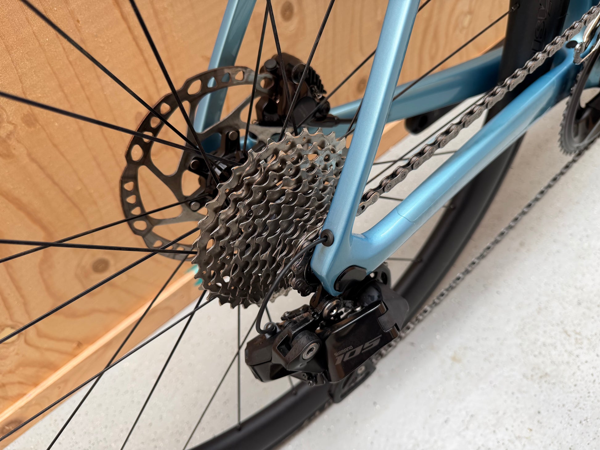 Zwart Colnago V4 racefiets met Shimano 105 Di2 elektronische schakeling en aerodynamisch frame, op een witte achtergrond.