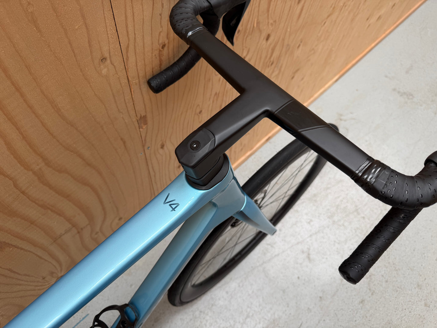 Racefiets Colnago V4 met Shimano 105 Di2 elektronische schakelgroep op een wegwedstrijdfiets