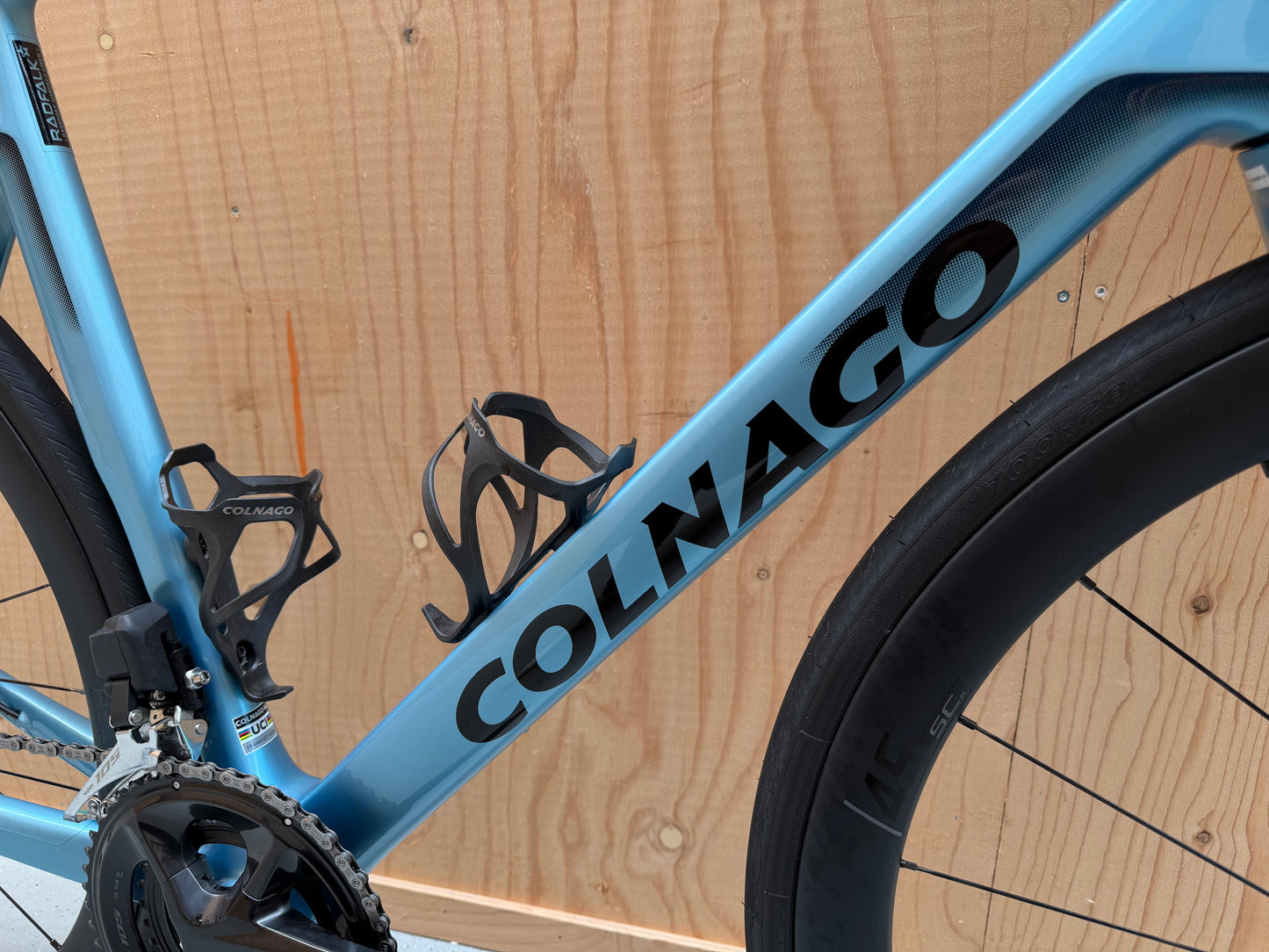 Zwart Colnago V4 racefiets met 105 Di2 elektronische schakeling en lichte carbon frame, zichtbaar op de afbeelding.