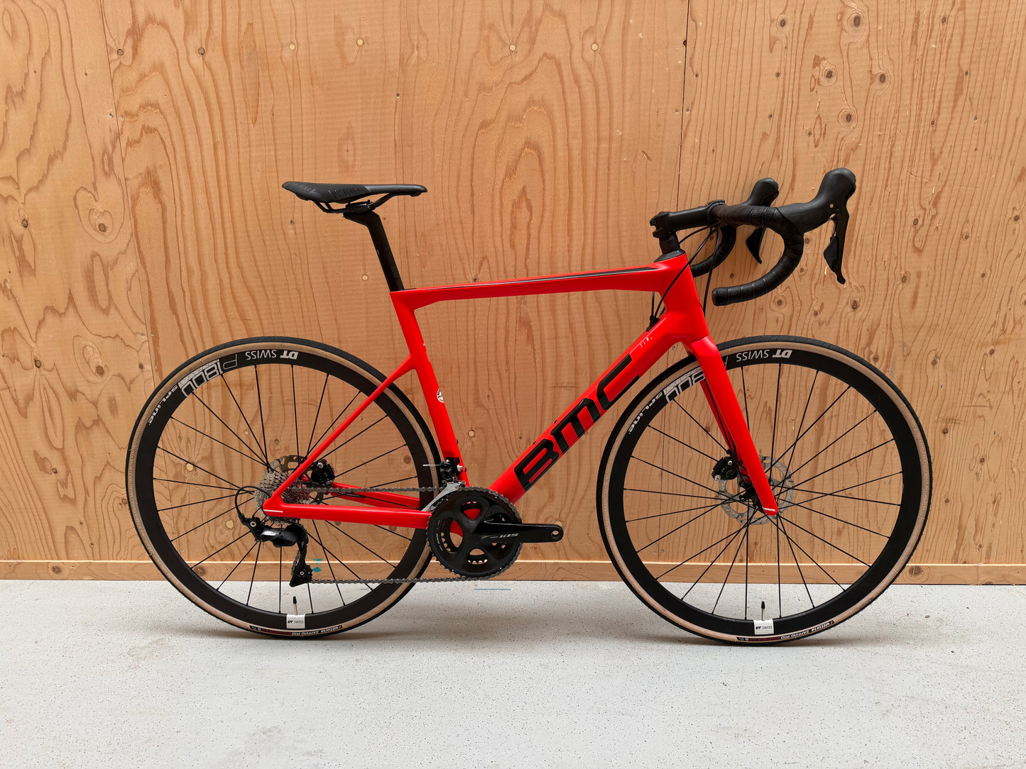 Zwart BMC Teammachine SLR FIVE racefiets met aerodynamisch frame en carbon wielen, klaar voor snelle ritten