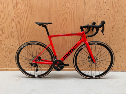 Zwart BMC Teammachine SLR FIVE racefiets met aerodynamisch frame en carbon wielen, klaar voor snelle ritten
