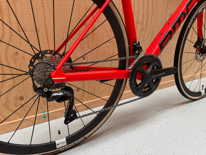 Lichte BMC Teammachine SLR FIVE racefiets met aerodynamisch frame en zwarte accenten, klaar voor snelle ritten