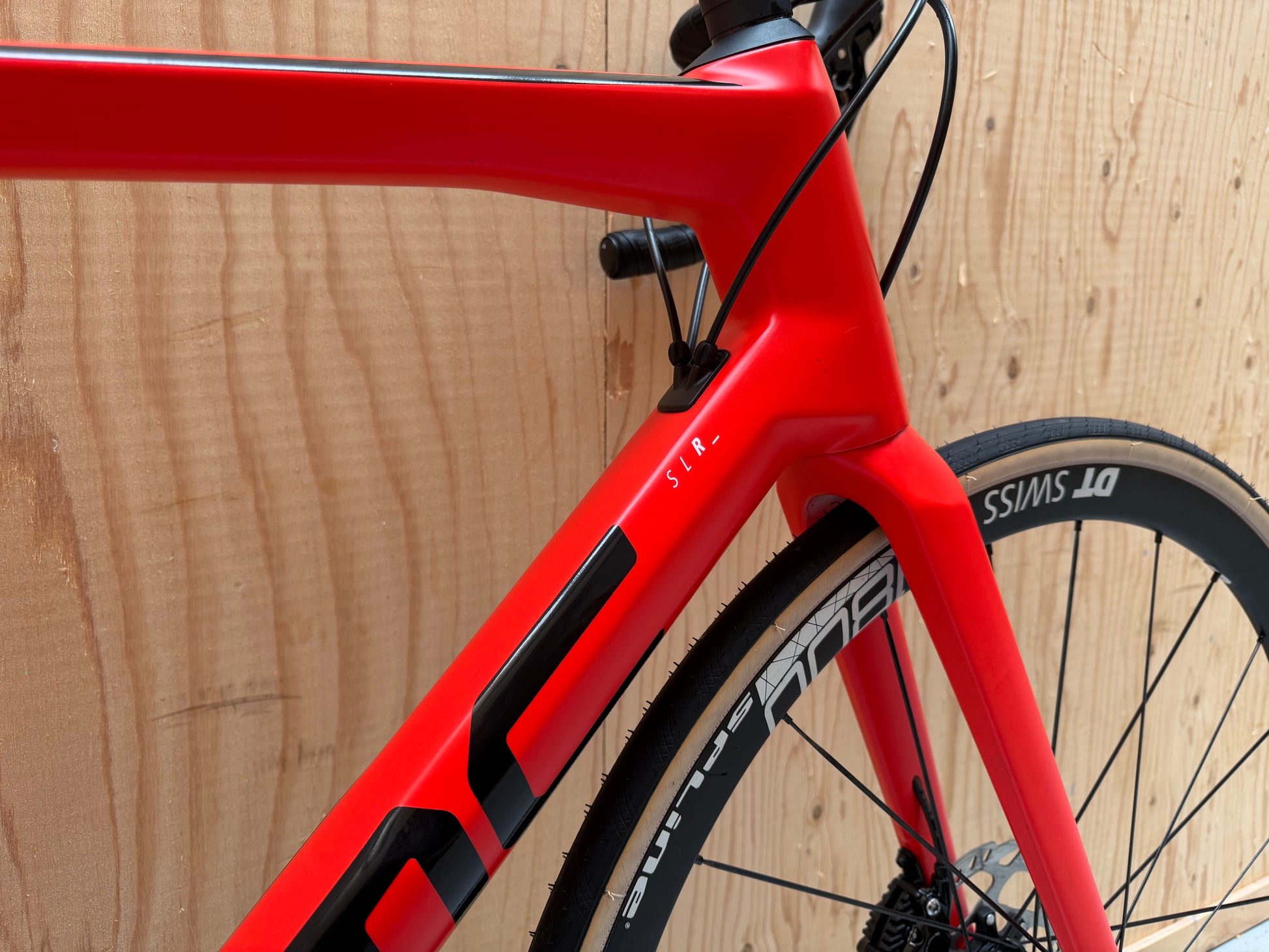 Lichtgewicht BMC Teammachine SLR FIVE racefiets met aerodynamisch frame en geavanceerde onderdelen, gepresenteerd door Velostudio