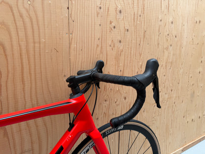 Zwarte BMC Teammachine SLR FIVE racefiets met aerodynamisch frame en blauwe accenten, klaar voor snelheid en prestaties.