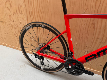 Zwart BMC Teammachine SLR FIVE racefiets met aerodynamisch frame en lichte carbon wielen, geplaatst op een witte achtergrond.