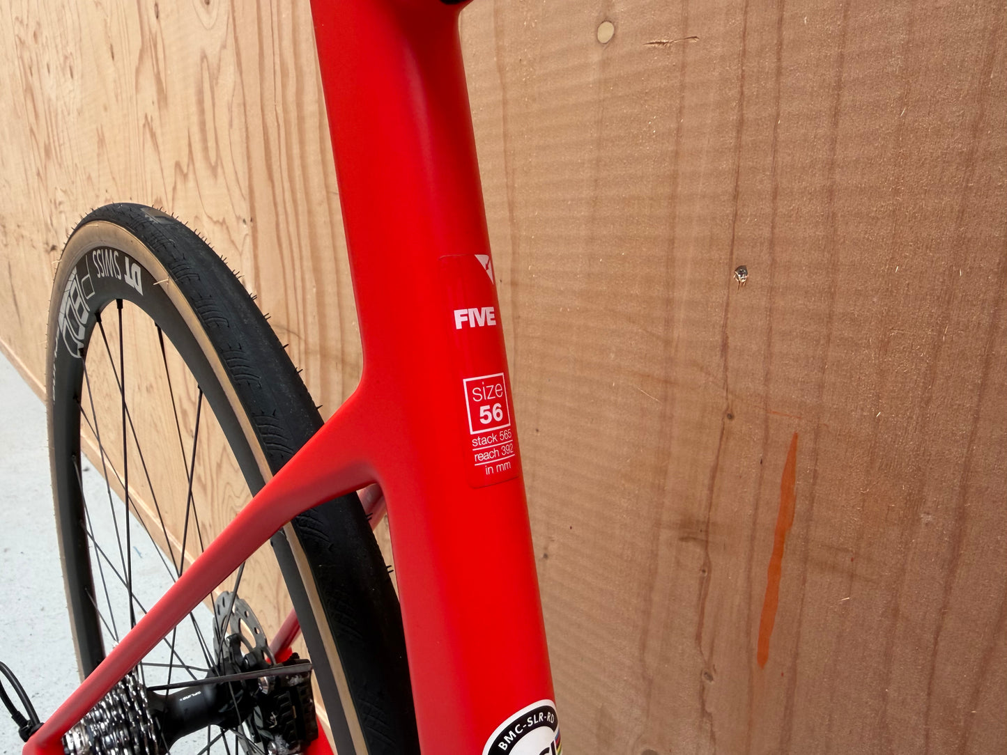 Lichte BMC Teammachine SLR FIVE racefiets met zwart-wit frame en aerodynamisch ontwerp, klaar voor snelheid en prestaties.