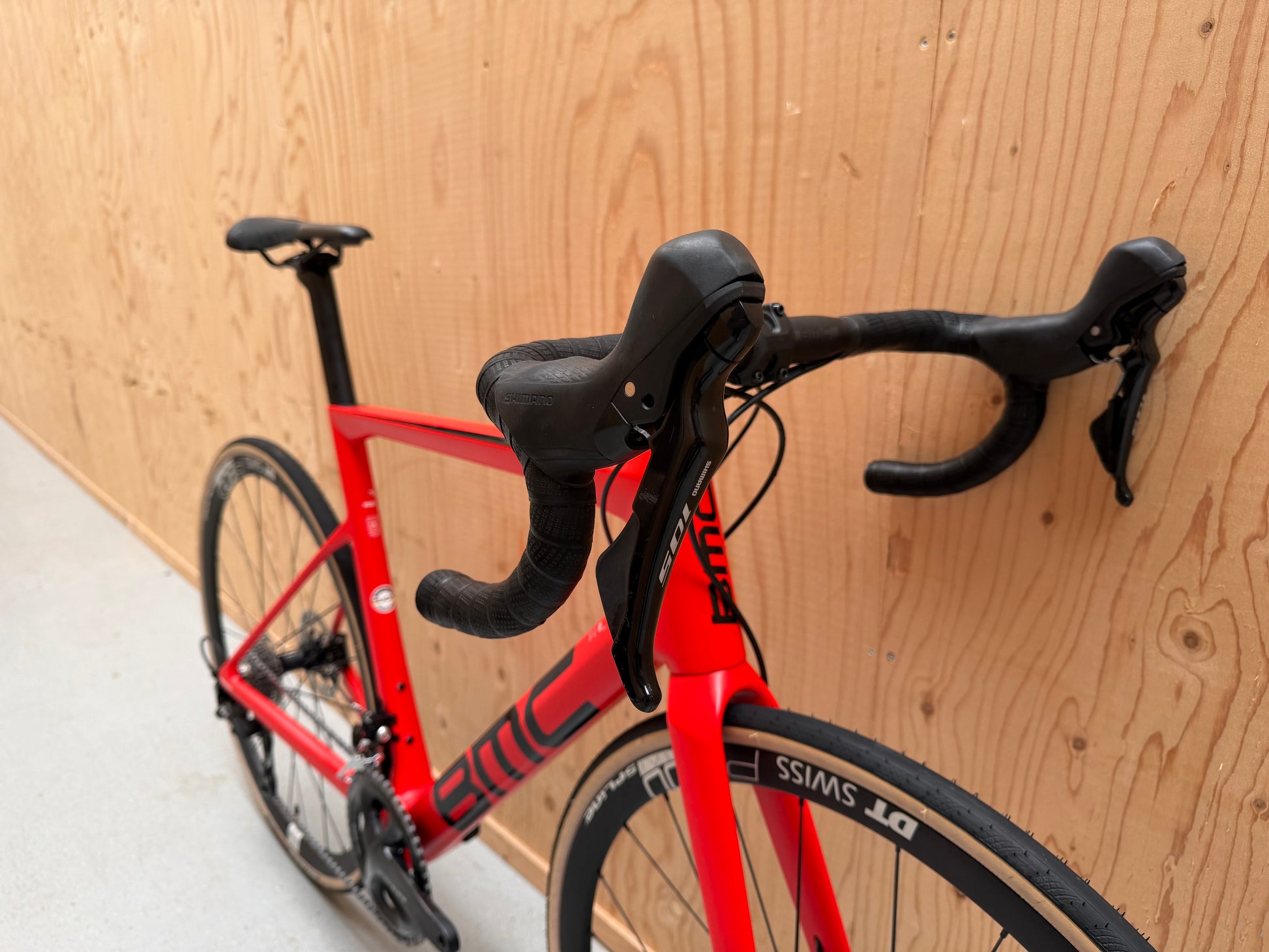 Zwart BMC Teammachine SLR FIVE racefiets met aerodynamisch frame en lichte carbon wielen, geschikt voor professionele wielrenners
