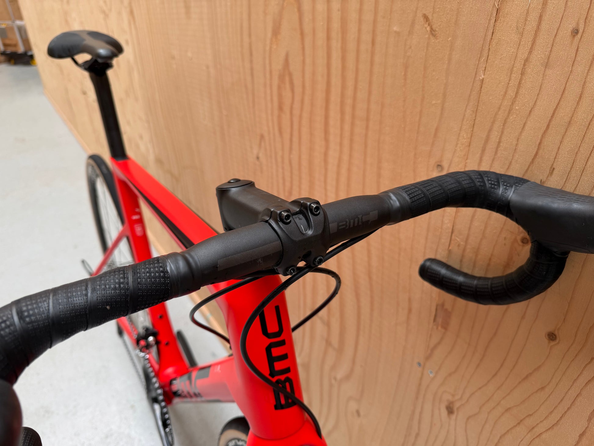 Roestvrij stalen BMC Teammachine SLR FIVE racefiets met aerodynamic frame en geavanceerde componenten, zichtbaar in de afbeelding.