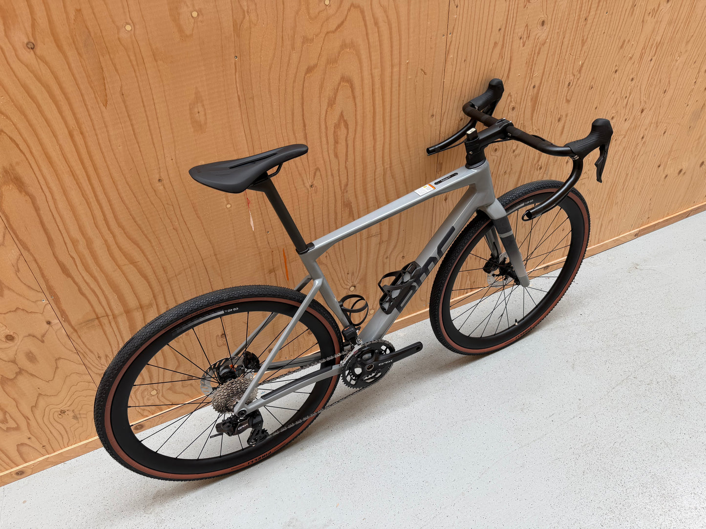 Zwart BMC Kaius 01 Three racefiets met aerodynamisch frame en krachtige remmen, geschikt voor wielrenners.