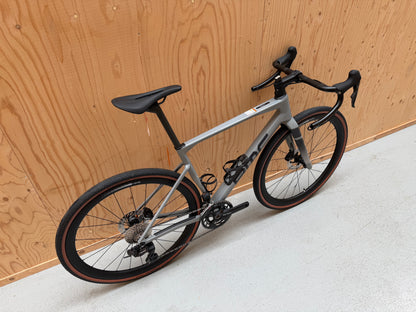 Zwart BMC Kaius 01 Three racefiets met aerodynamisch frame en krachtige remmen, geschikt voor wielrenners.