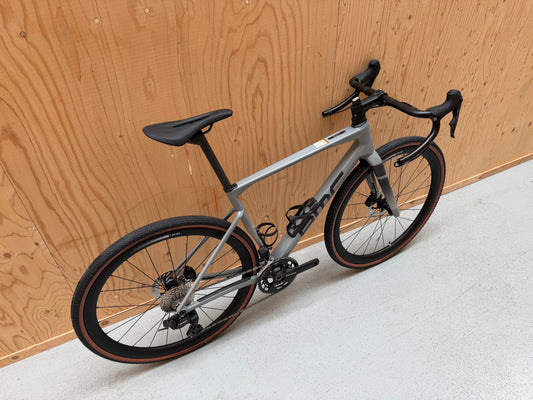 Zwart BMC Kaius 01 Three racefiets met aerodynamisch frame en krachtige remmen, geschikt voor wielrenners.