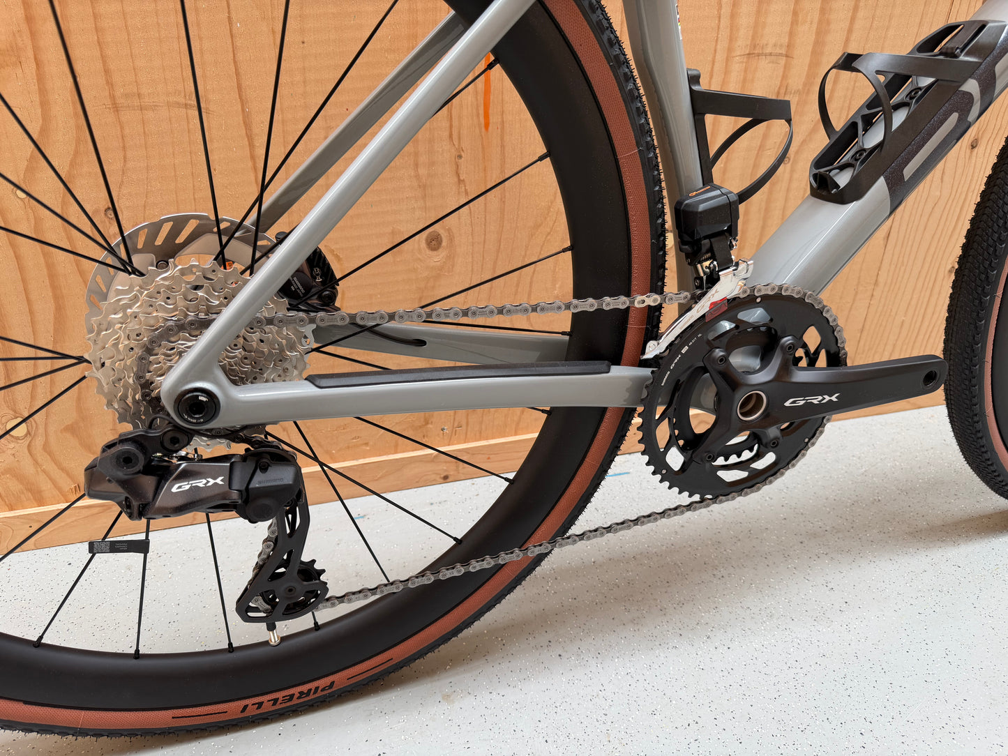 Geel BMC Kaius 01 Three racefiets met lichtgewicht frame en aero-onderdelen, geschikt voor wielrennen en triatlon.