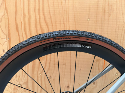 Fiets BMC Kaius 01 Three 2026 in zwart en groen, met lichte framematerialen en geavanceerde wielset, geschikt voor avontuur en snelheid.
