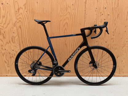 Fiets van het merk Velostudio Basso Astra met zwart frame en comfortabele zithouding, klaar voor stadsritten.