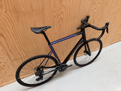 Fietsmodel Basso Astra van Velostudio met zwart frame en verlichte voorvork, zichtbaar in de afbeelding.