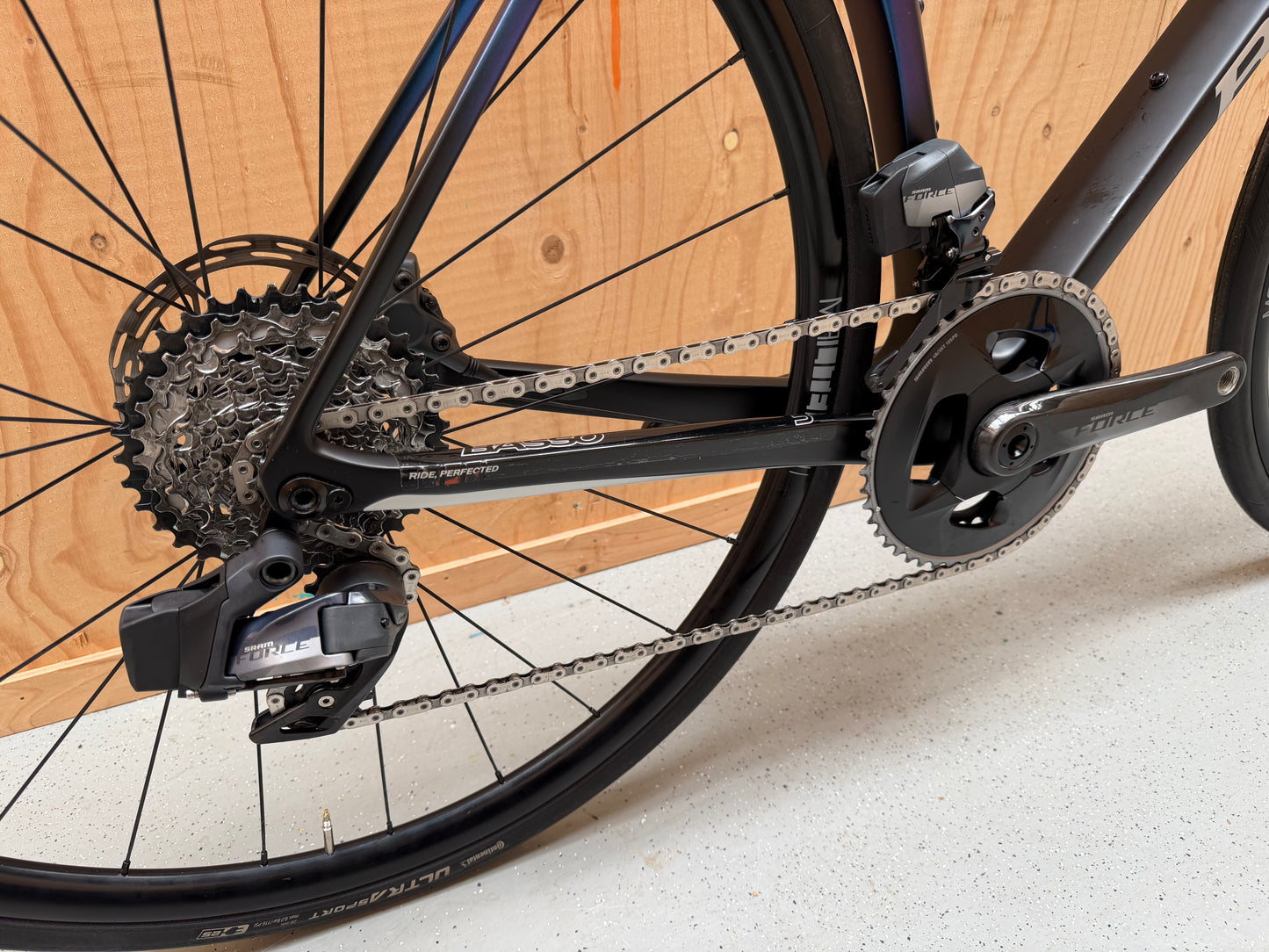 Fietsschoenen Basso Astra van Velostudio, zwart met witte details, met veters en antislipzool, geschikt voor wielrennen en racefietsen.