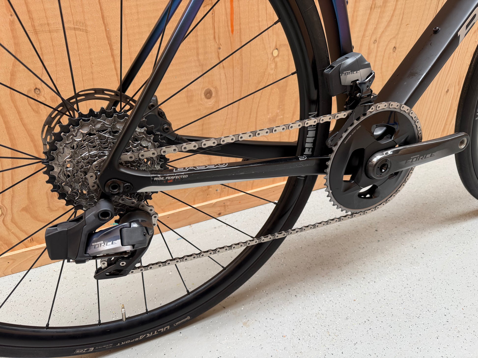 Fietsschoenen Basso Astra van Velostudio, zwart met witte details, met veters en antislipzool, geschikt voor wielrennen en racefietsen.
