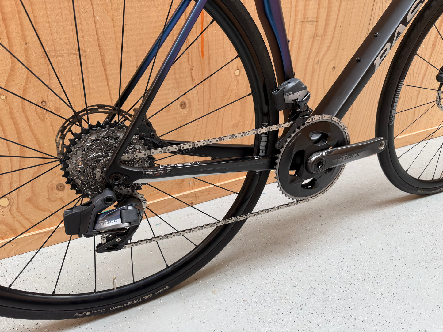 Fiets van Velostudio Basso Astra met zwart frame en zilveren accenten, frontlicht en comfortabele zitpositie.