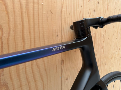 Basso Astra fietsframe van Velostudio, zwart met glanzende afwerking, liggend op een witte achtergrond.