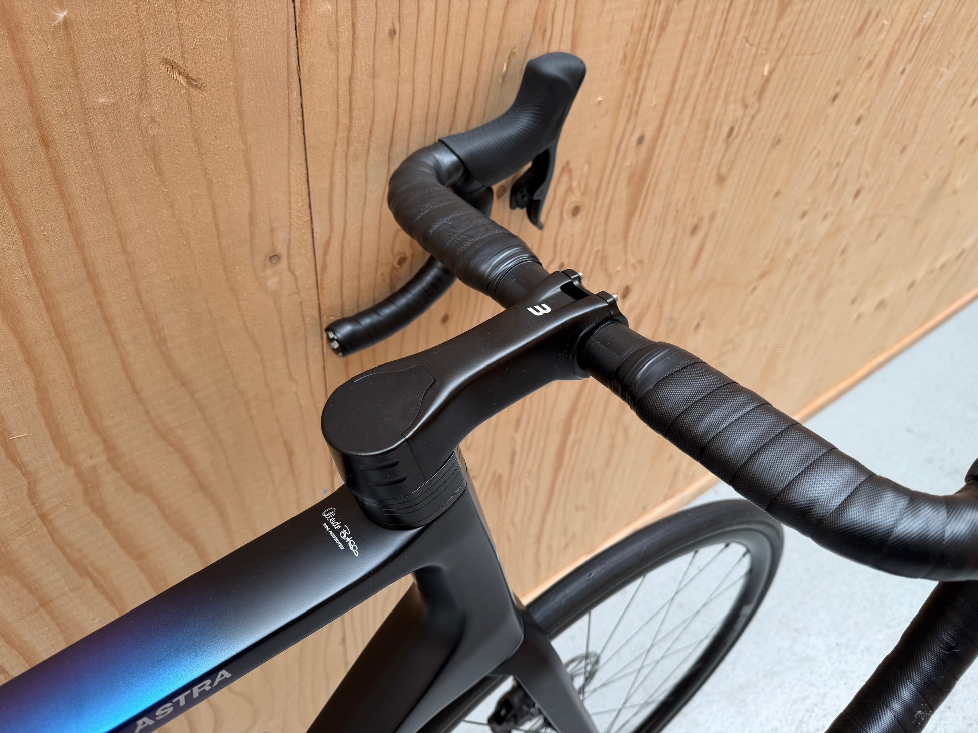 Basso Astra fiets van Velostudio, zwart met blauw frame en ergonomisch ontworpen stuur, klaar voor gebruik