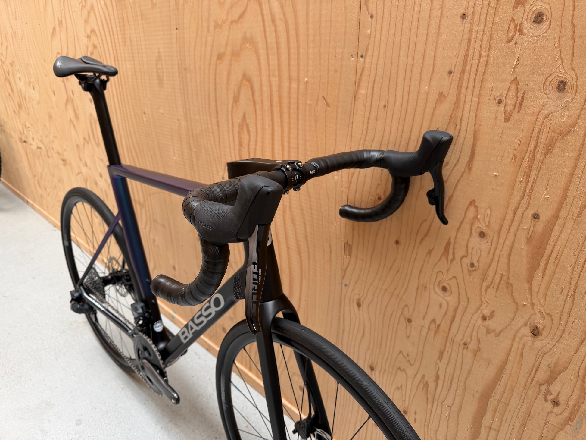 Basso Astra fiets van Velostudio met zwart frame en witte accenten, zijaanzicht op een effen achtergrond