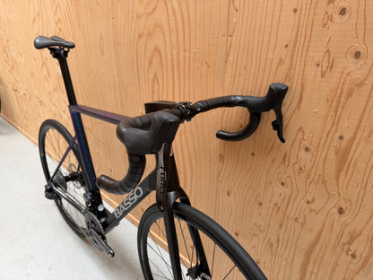 Basso Astra fiets van Velostudio met zwart frame en witte accenten, zijaanzicht op een effen achtergrond
