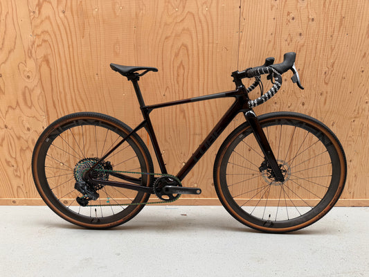 Zwart Cube Nuroad C:62 SLT gravelbike met zwarte frame en dikke banden, klaar voor off-road en ritten op asfalt.