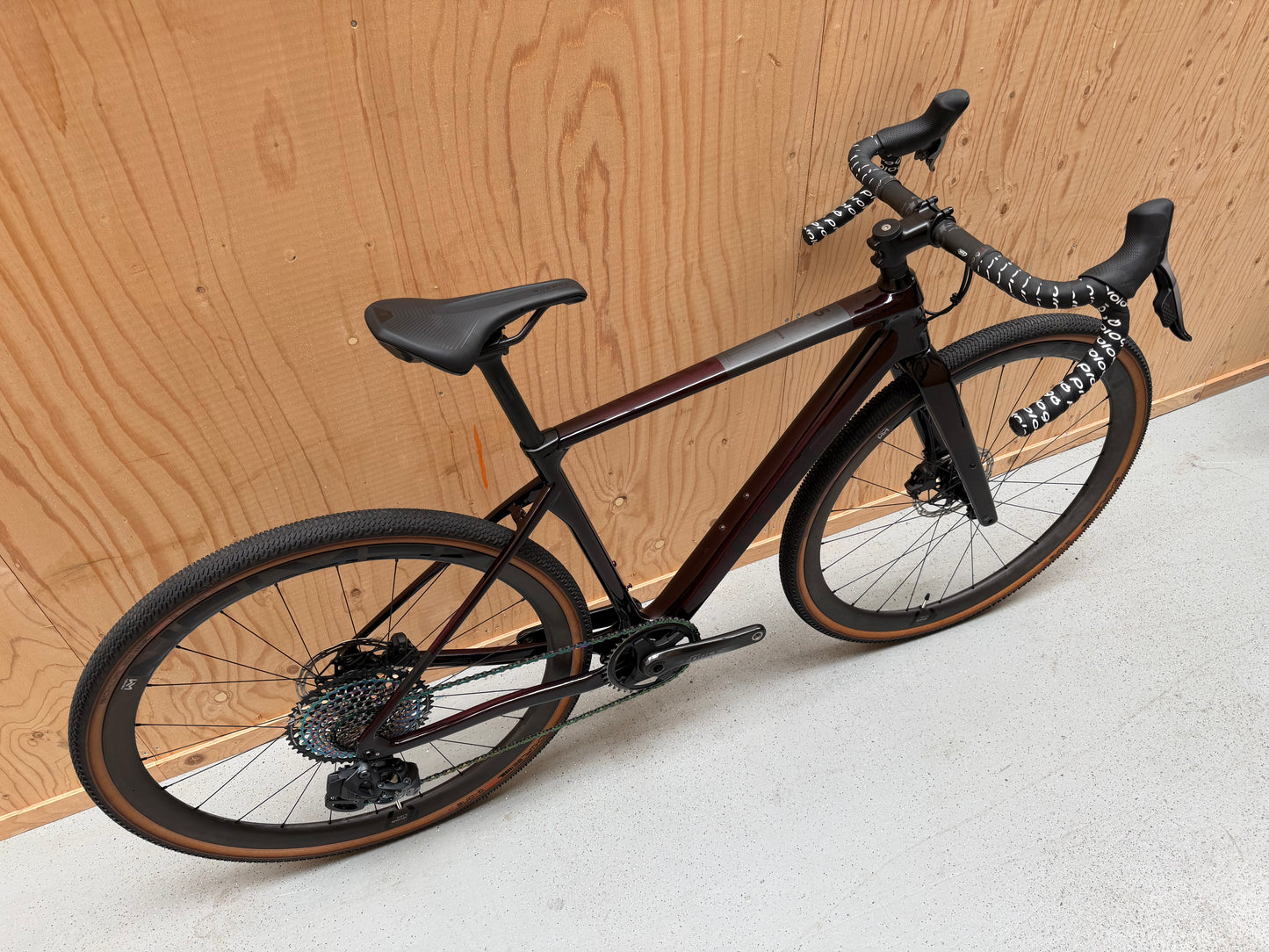 Cube Nuroad C:62 SLT racefiets van Velostudio met zwart frame en dikke banden, klaar voor een rit in de natuur.